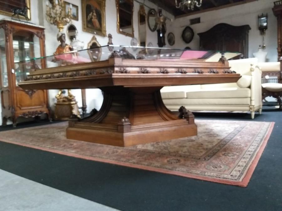Exceptional Gothic table 
